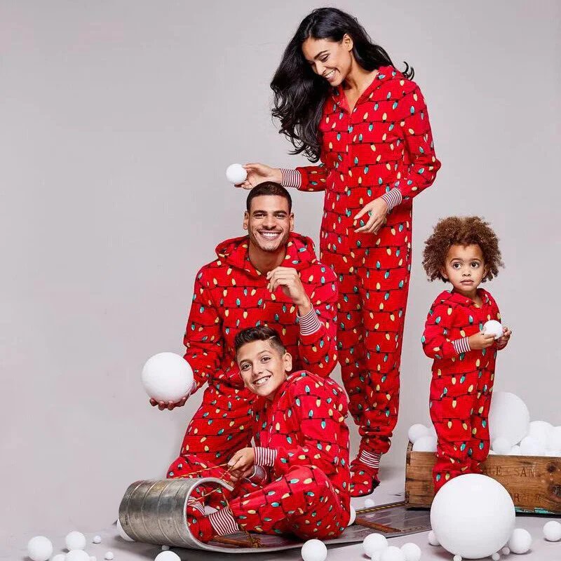 Rode gloeilampen Familie bijpassende kerst jumpsuits